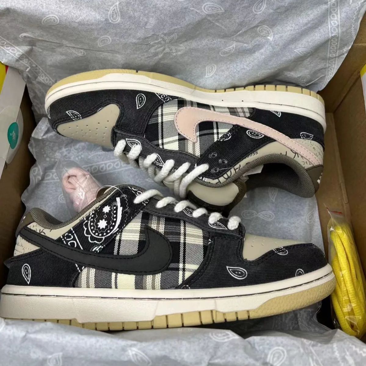 新品未使用ナイキ Travis Scott x Nike Dunk SB スニーカー