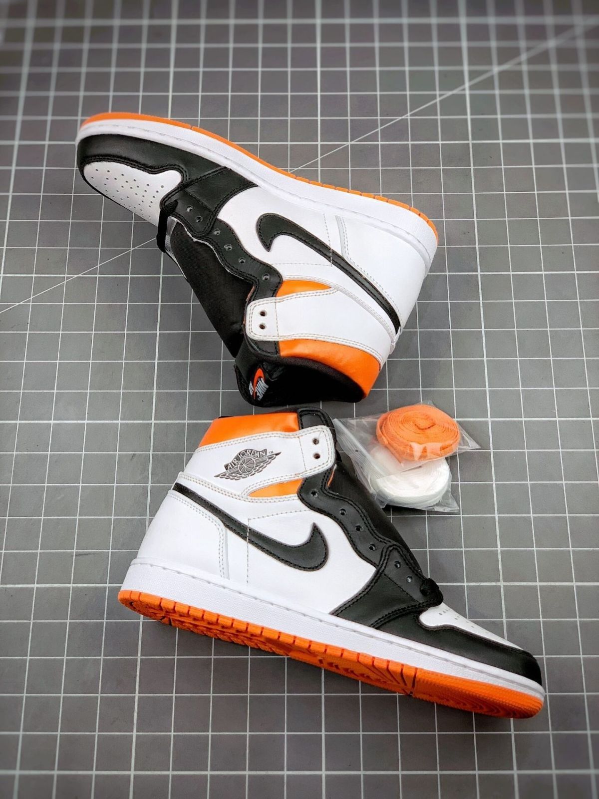 NIKE AIR JORDAN 1 RETRO HIGH OG ELECTRO ORANGE 　555088-180 　ナイキ エアジョーダン 1 レトロ ハイ OG エレクトロ オレンジ スニーカー