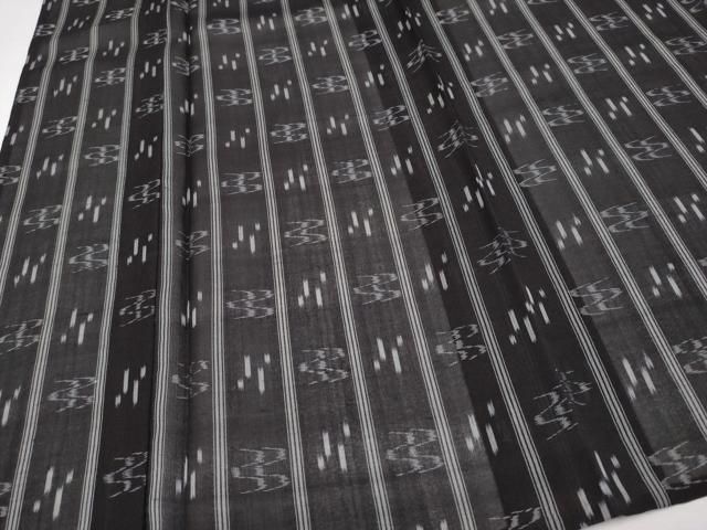 美品！琉球絣＊つばめ柄＊ほぼ黒に近い焦げ茶色＊着物＊１６３ｃｍ＊裄６７ Amazon | 琉球絣 夏物 反物 No.207 黒地・ツバメ柄 | 着物 通販