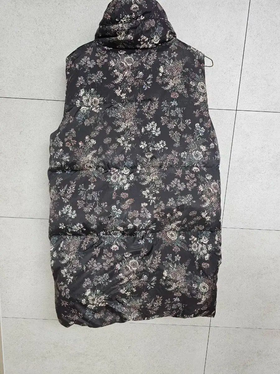 サースデーアイランド フラワー パータン レディース ダウン ベスト