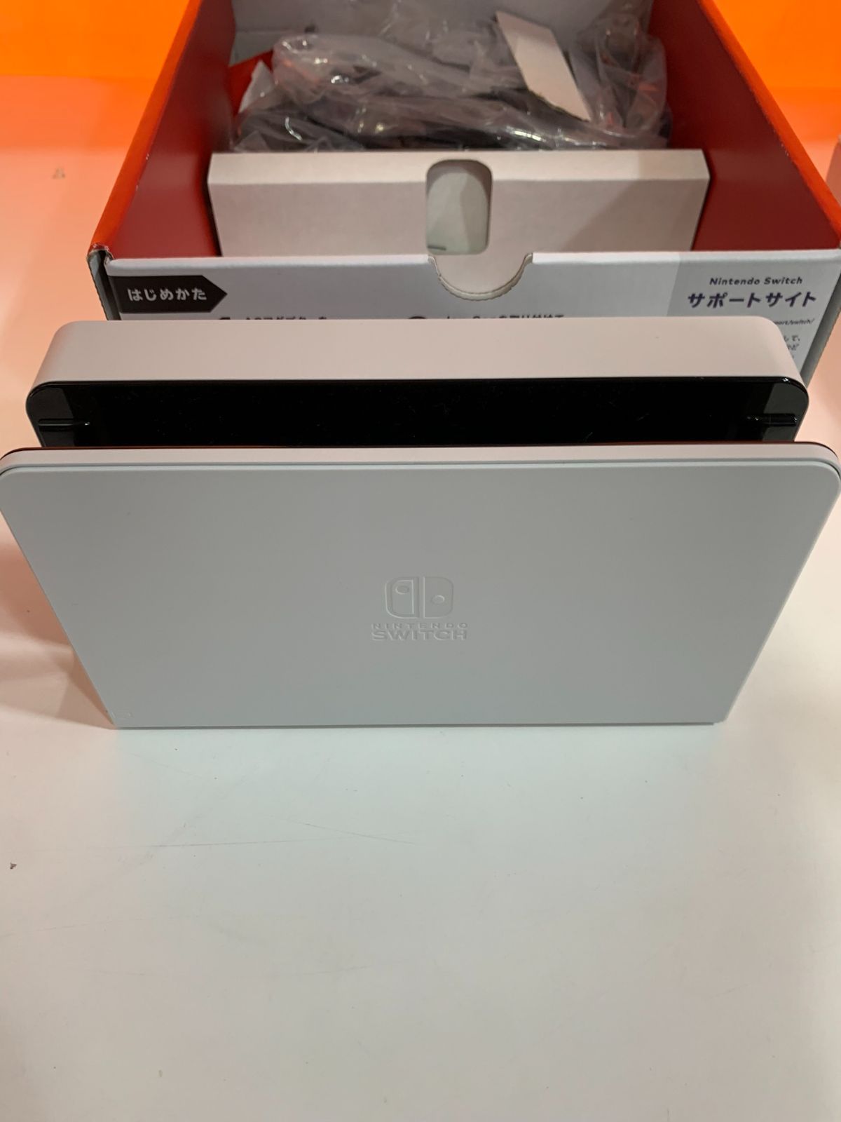 Nintendo Switch 有機ELモデル ホワイト/ブラック Nintendo Switch 有機ELモデル Joy-Con(L)/(R) ホワイト 新品未