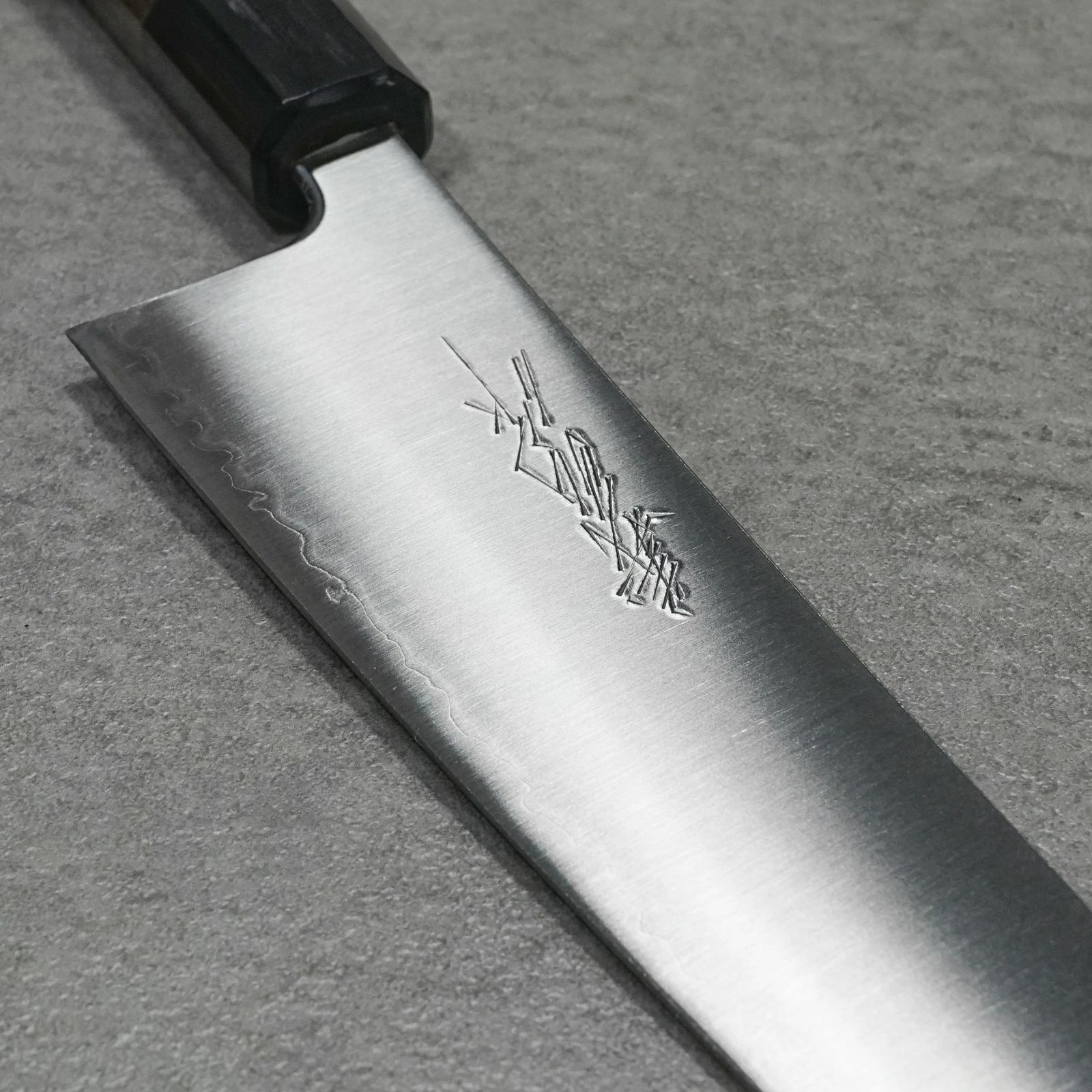 郷右馬允義弘】牛刀包丁 210mm 青紙スーパー 紫檀八角柄 山脇