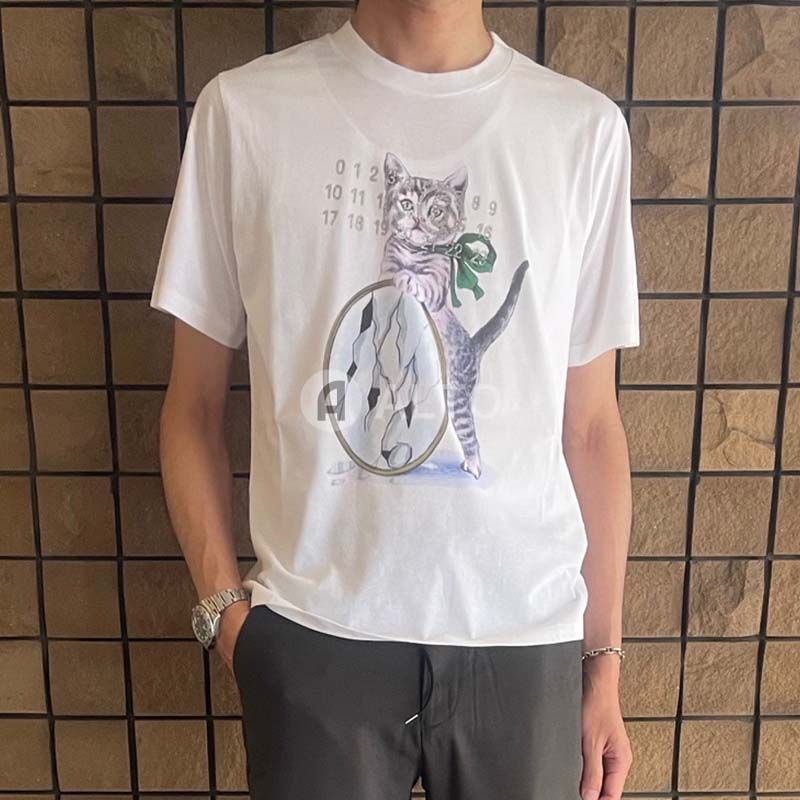 2024春夏新作MM6 メゾンマルジェラ　エムエムシックス MARGIELA6 キャット＆グリッタープリントTシャツ S52GC0313 S23588  ホワイト  メンズ