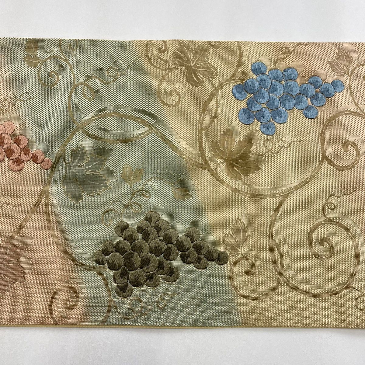 男性に人気！ 袋帯 美品 秀品 葡萄唐草 刺繍 ベージュ 六通 正絹 【中古 着物・浴衣