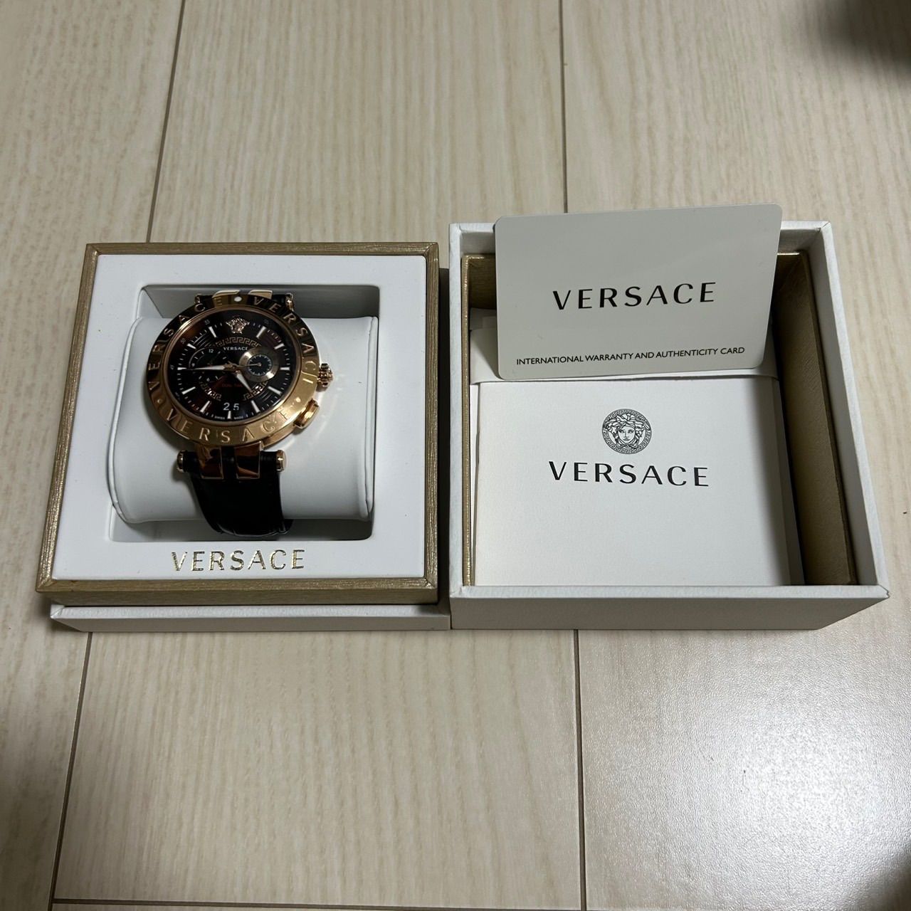 Versace ヴェルサーチ Vレース デュアルタイム VEBV00722 ブラウン文字 