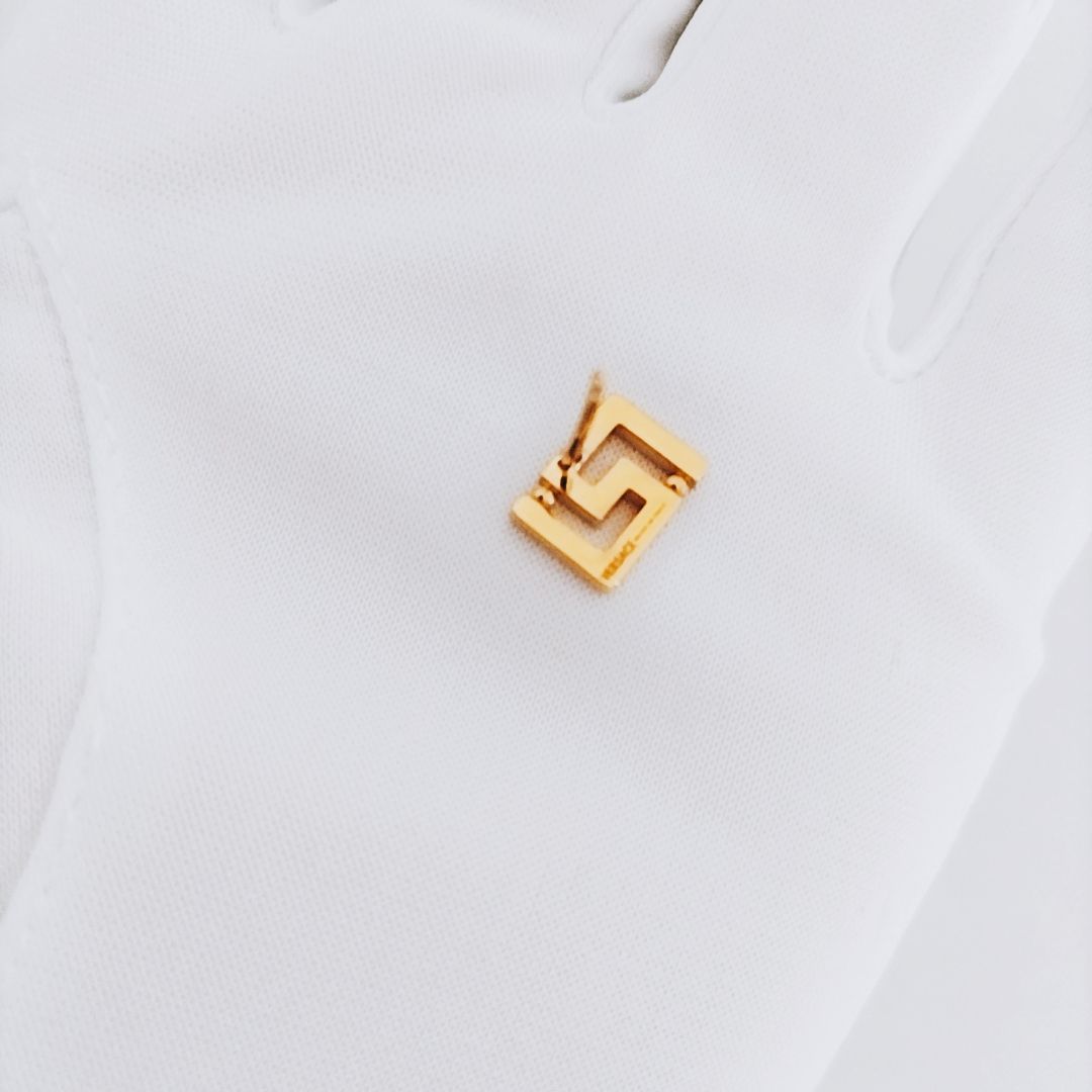 新品未使用】VERSACE スタッド グレカ ピアス ヴェルサーチェ - メルカリ 
