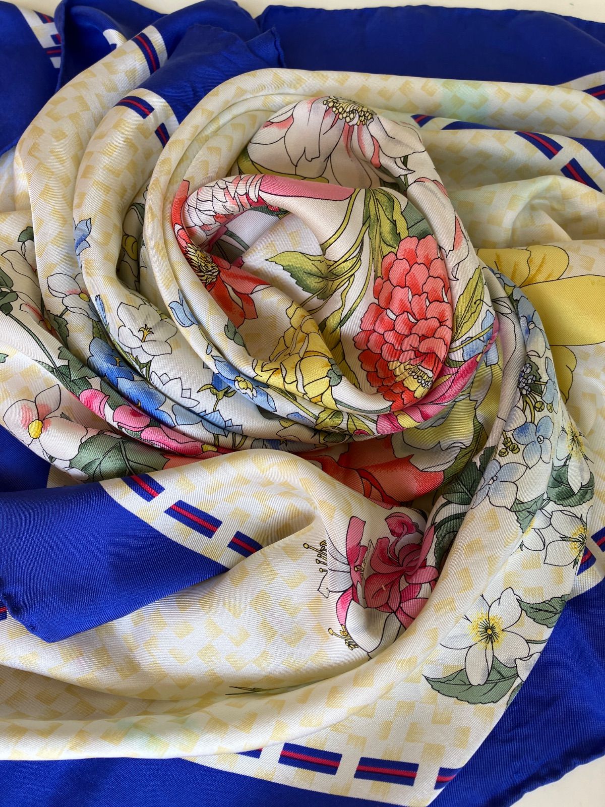 GUCCI グッチ　スカーフ　ヴィンテージ　Vintage　シルク100％　大判 GUCCI グッチ シルクスカーフ ビンテージ 大判 063 GUCCI グッチ