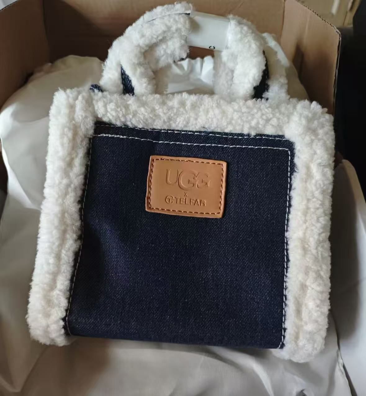 UGG デニムファーハンドバッグ UGG デニムファーハンドバッグ もこもこファーベストはデニムで大人