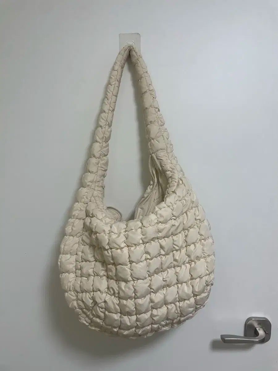 コス キルト オーバーサイズ ショルダーバッグ アイボリー