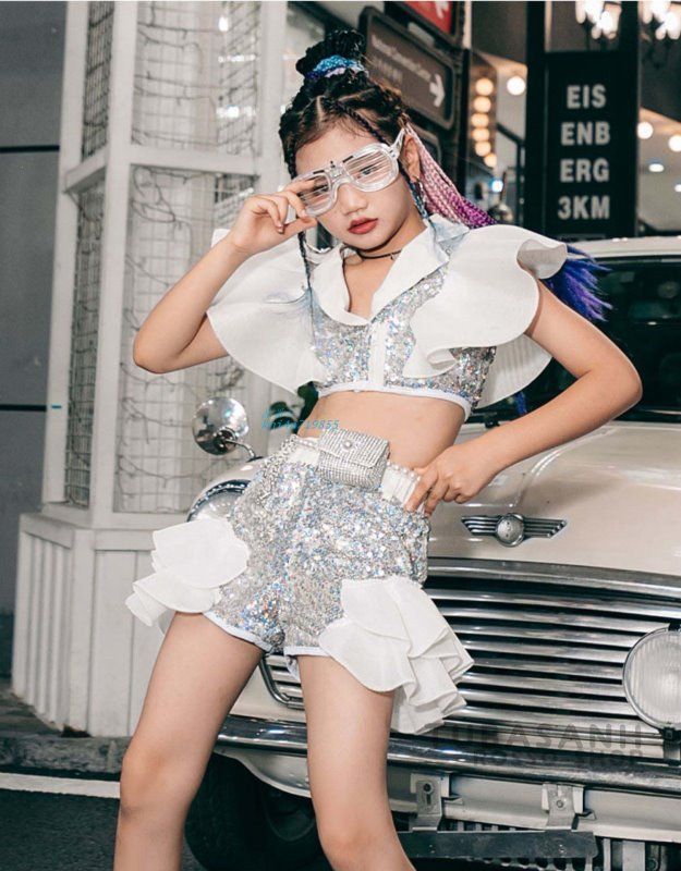 【送料無料】 キッズ ダンス衣装 ガールズ ヒップホップ ジャズダンス 韓国 チアガール へそ出し 応援団 白 アップチア 花スリーブ 練習着 銀 スパンセット kni4a719855 新作の新商品続々！