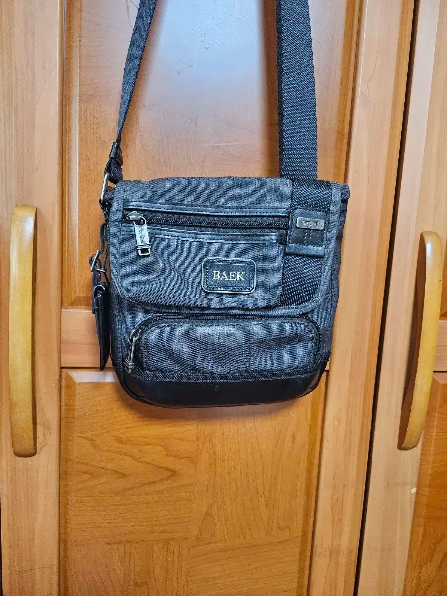 Tumi クロスボディバッグ