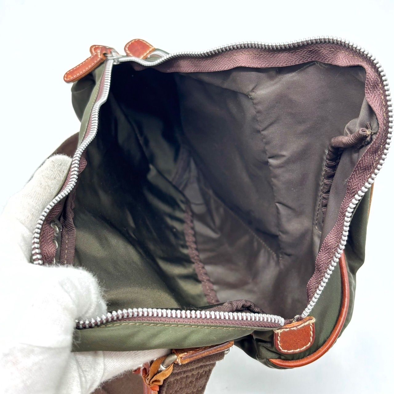 Felisi フェリージ ボディーバッグ ショルダーバッグ ロゴ型押し シルバー金具 チャーム ナイロン レザー メンズ ブラウン 茶色