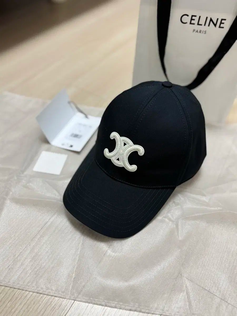新品 CELINEセリーヌ トリオンフベースボールキャップ ブラック 新品 CELINEセリーヌ トリオンフベースボールキャップ ブラック