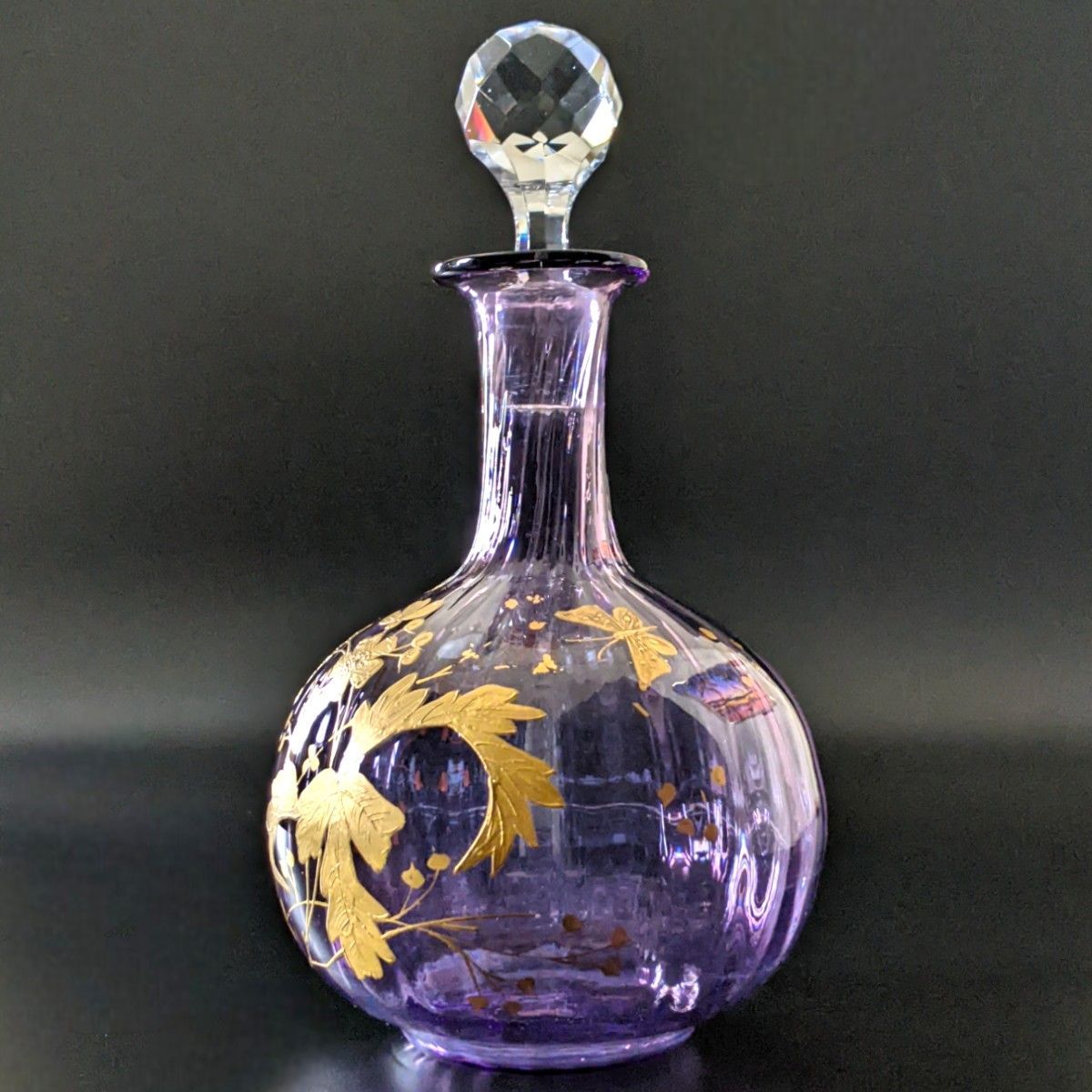 |1890年製 不可 バカラ 金彩藤色デキャンタ ベネチアンリブ花蝶模様 クリスタル 同一番刻印 Baccarat フランスアンティーク 701