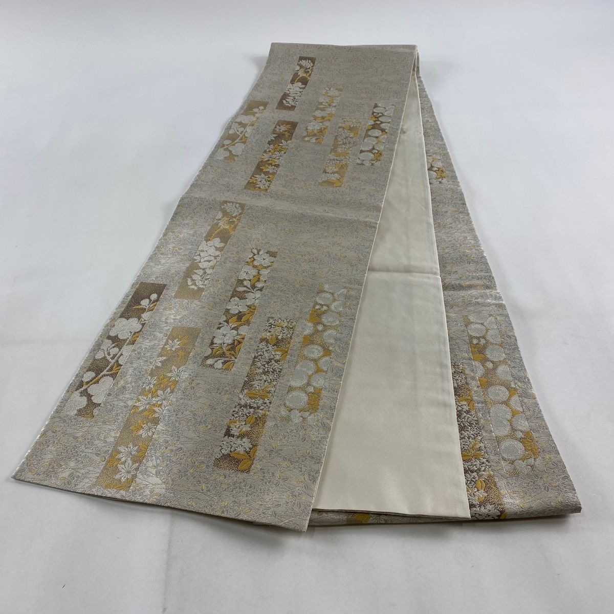 袋帯 美品 名品 短冊 草花 銀糸 箔 ベージュ 六通 正絹 【中古 