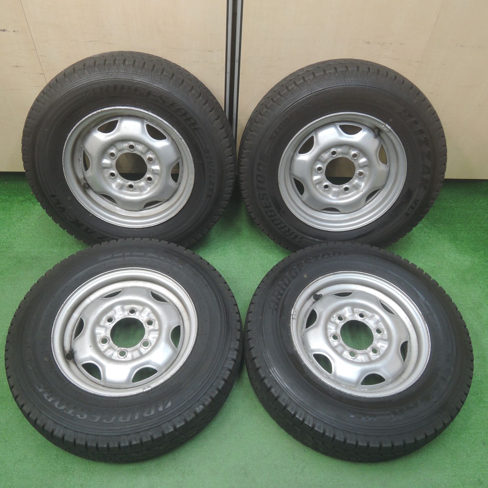 トヨタハイエース純正ホイールタイヤ付き。ブリヂストン。エコピア