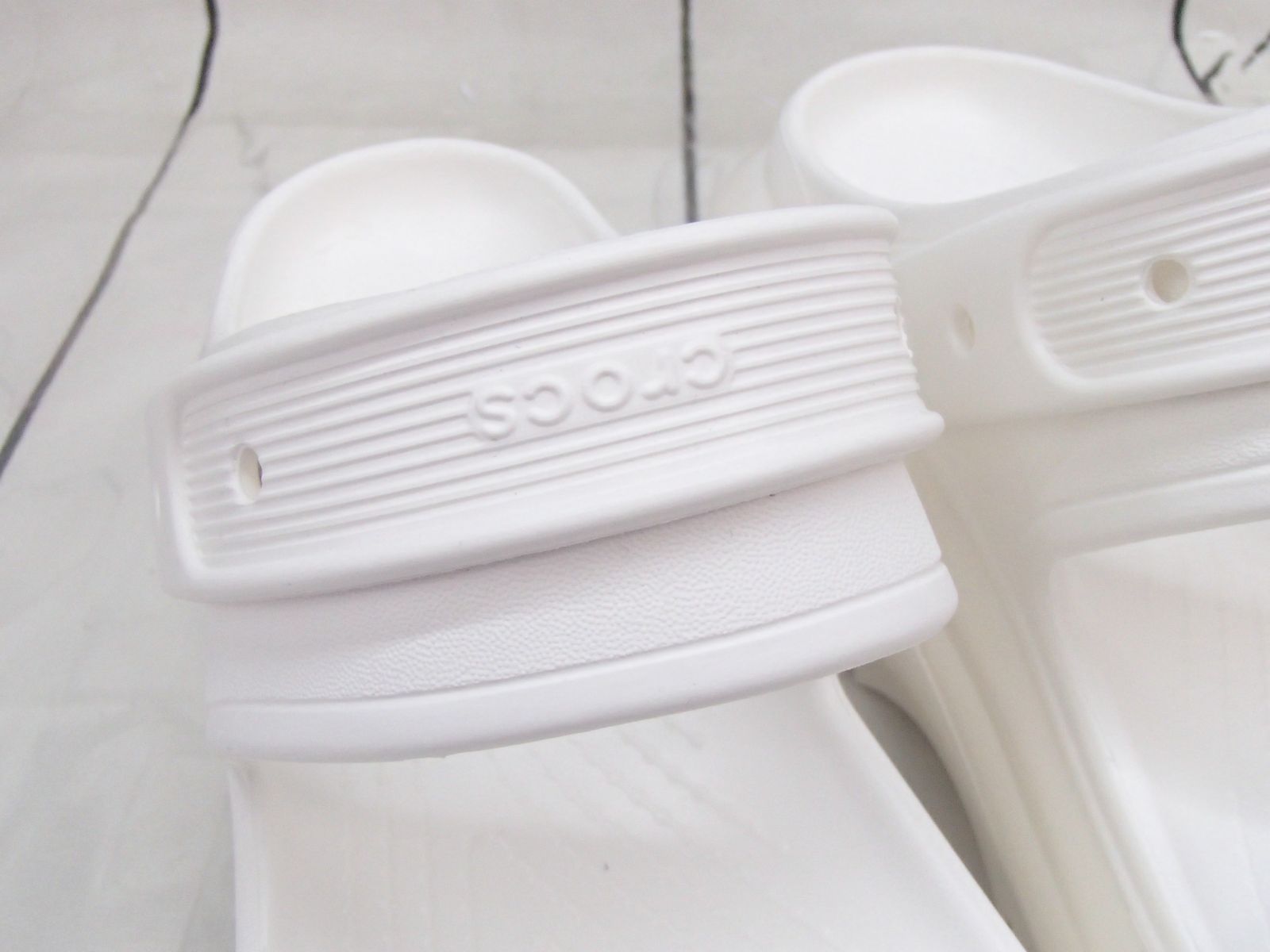 展示品【クロックス】207989-100 クラシック メガクラッシュ サンダル