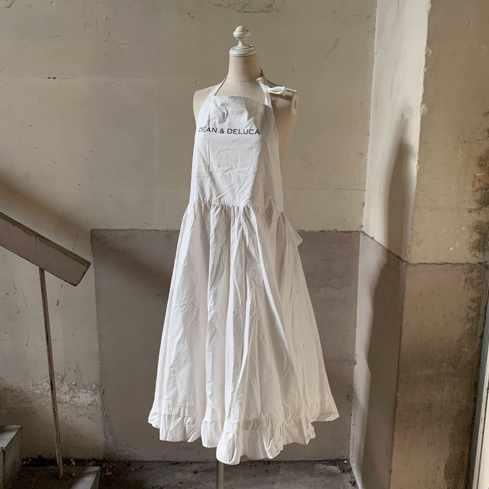 DEAN & DELUCA x BEAMS COUTURE ギャザーのエプロンドレス ホワイト