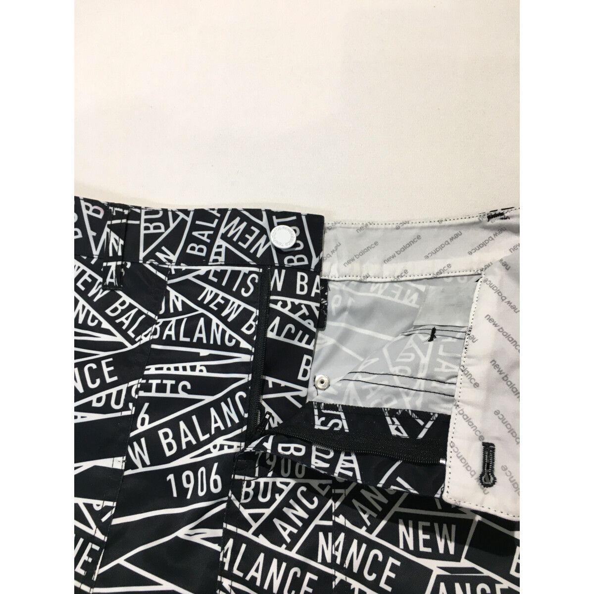 New Balance ロゴプリント スカート　　　Ｌ 超美品ニューバランスゴルフ スカート 白×黒 メッシュ地 ロゴ総柄