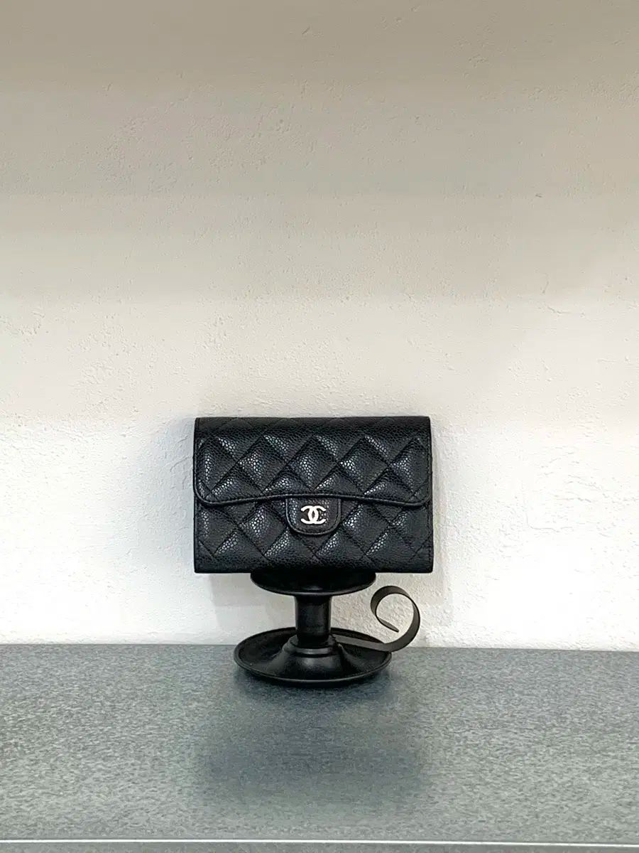 Chanel シャネル クラシック キャビア フラップ ミドルウォレット シルバー金具