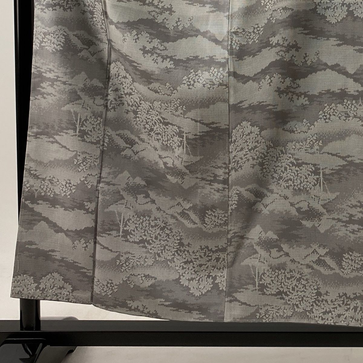 ピカピカの 紬 身丈156cm 裄丈65cm M 袷 樹木 霞 灰色 正絹 秀品