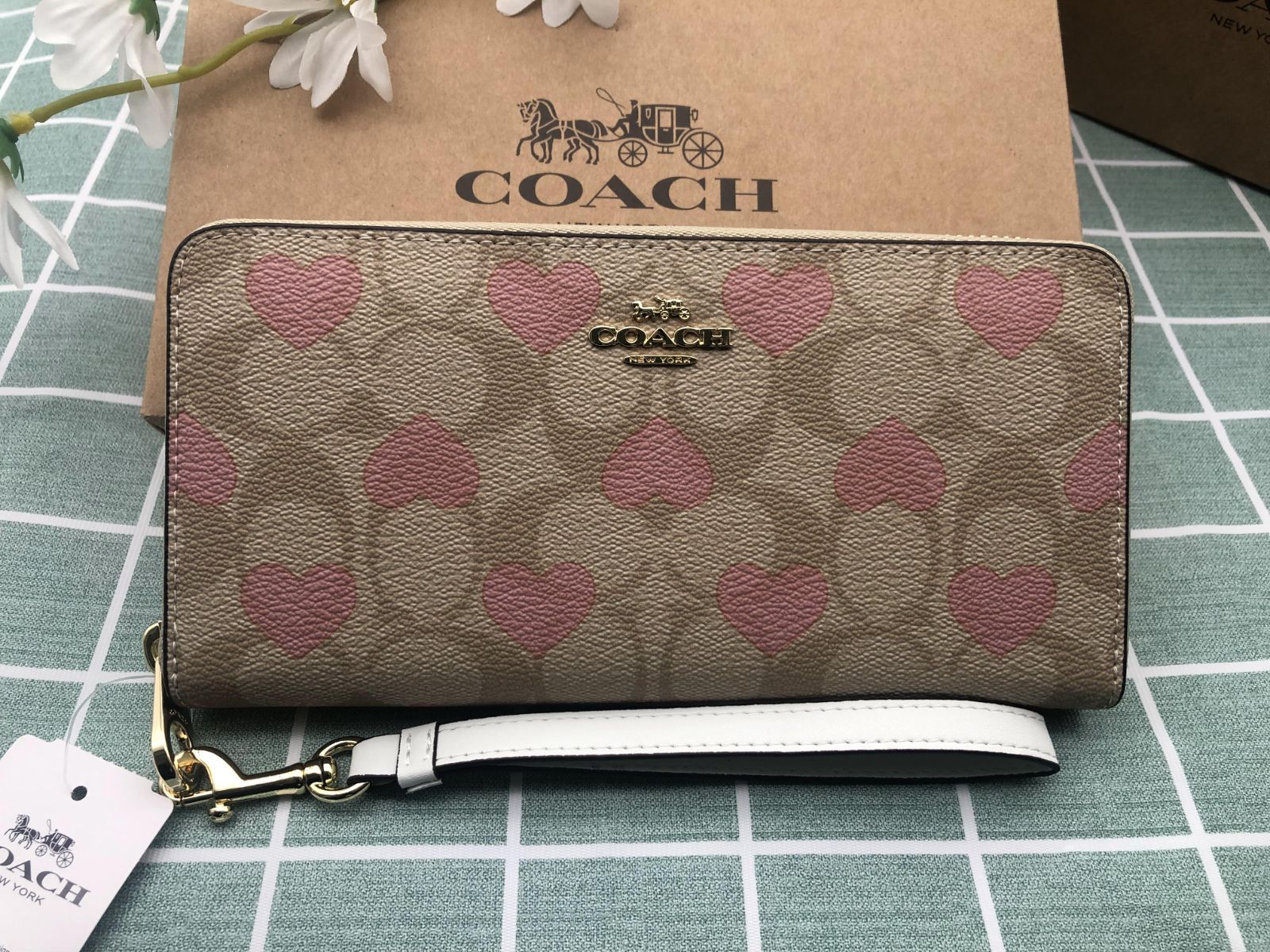 セール中 匿名配送 新品 COACH コーチ 財布 ラグジュアリー カラー - 小物