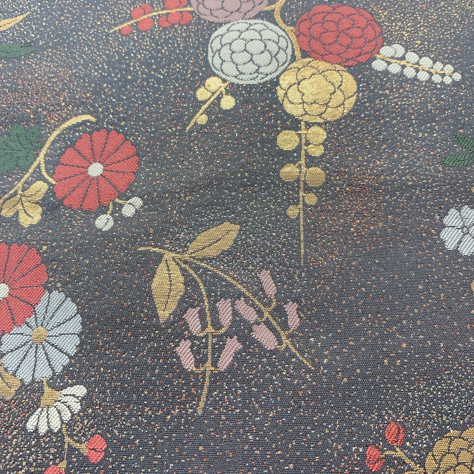 瓶覗色の地に、艶やかな菊の花模様が織り込まれた美しいアンティークの正絹袋帯です 瓶覗色の地に、艶やかな菊の花模様が織り込まれ