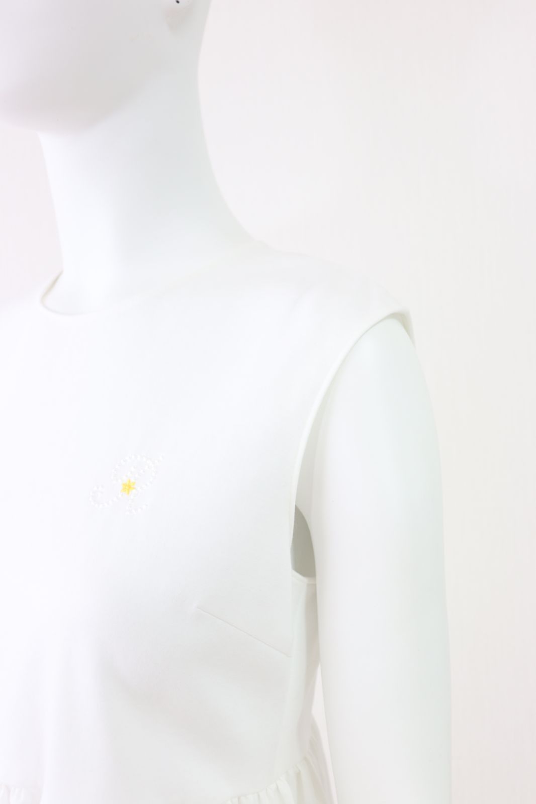 Rene　R刺繍ペプラムノースリーブトップス　5327040　2023年商品　黒/ブラック　34　売れ筋商品|||ルネ Rene（ルネ） R刺繍ペプラムノースリーブトップス 5327040