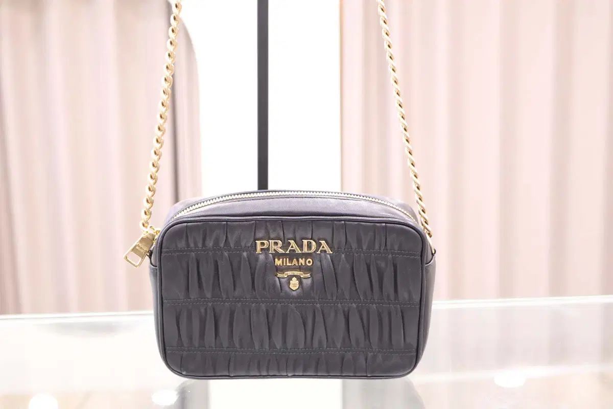 PRADA(プラダ) ナッパ ゴーフル チェーン クロスバッグ ブラック 金具