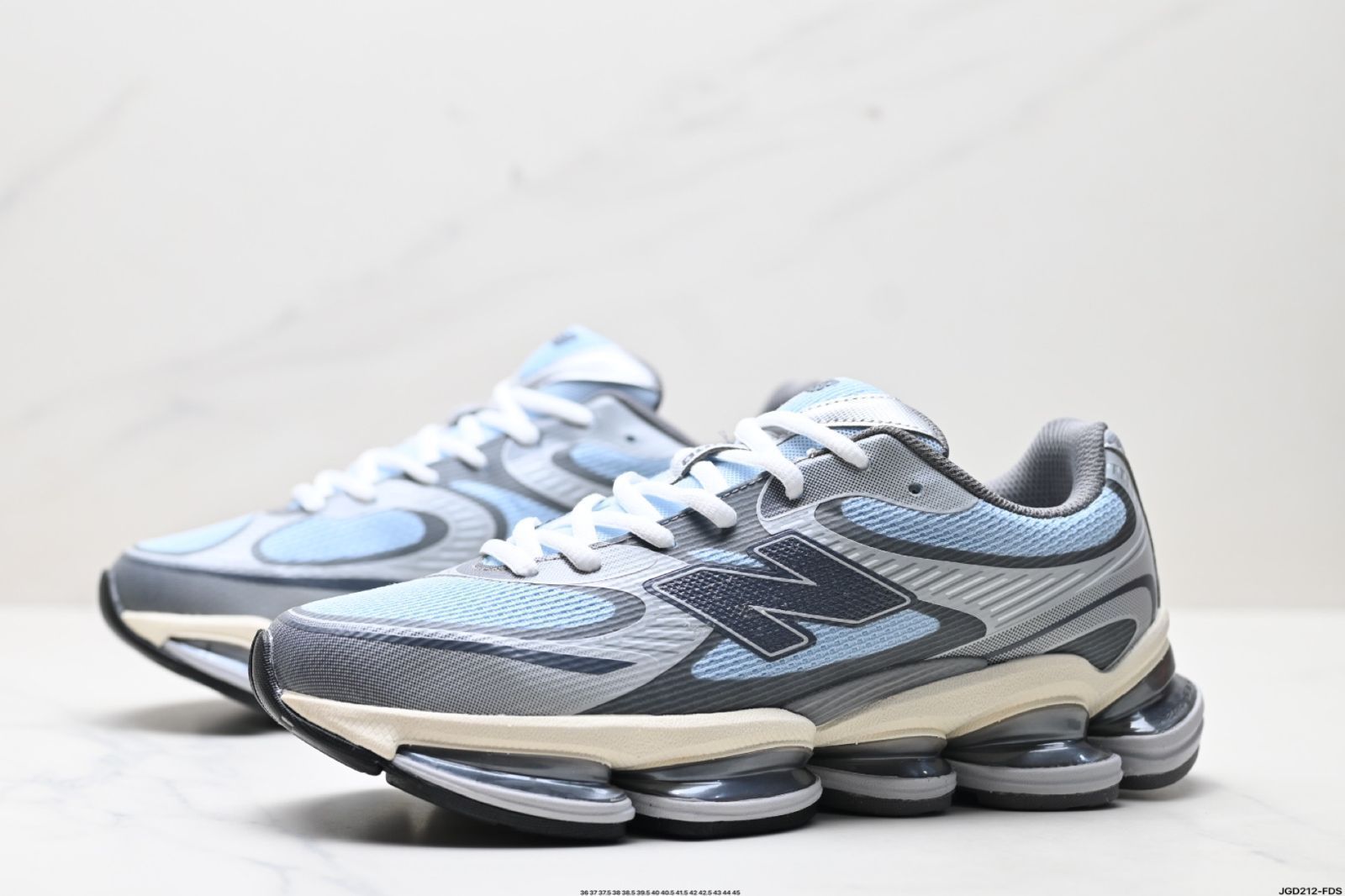 シリーズ スタイリッシュでバーサタイルなロートップランニングシューズ02-MM輸入