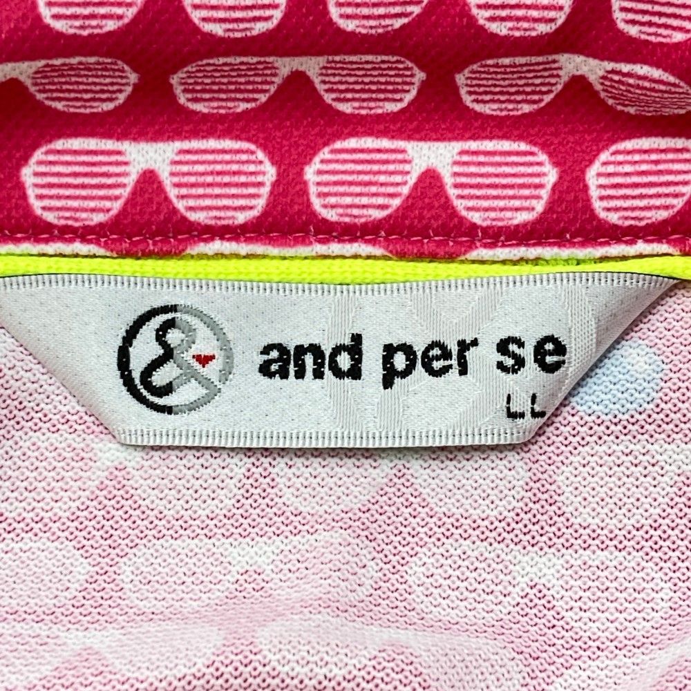 サイズ：LL AND PER SE アンパスィ  半袖ポロシャツ ワッペン 総柄 ピンク系 [240101439967] ゴルフウェア メンズ ストスト サイズ：LL AND PER SE アンパスィ 半袖ポロシャツ ワッペン 総