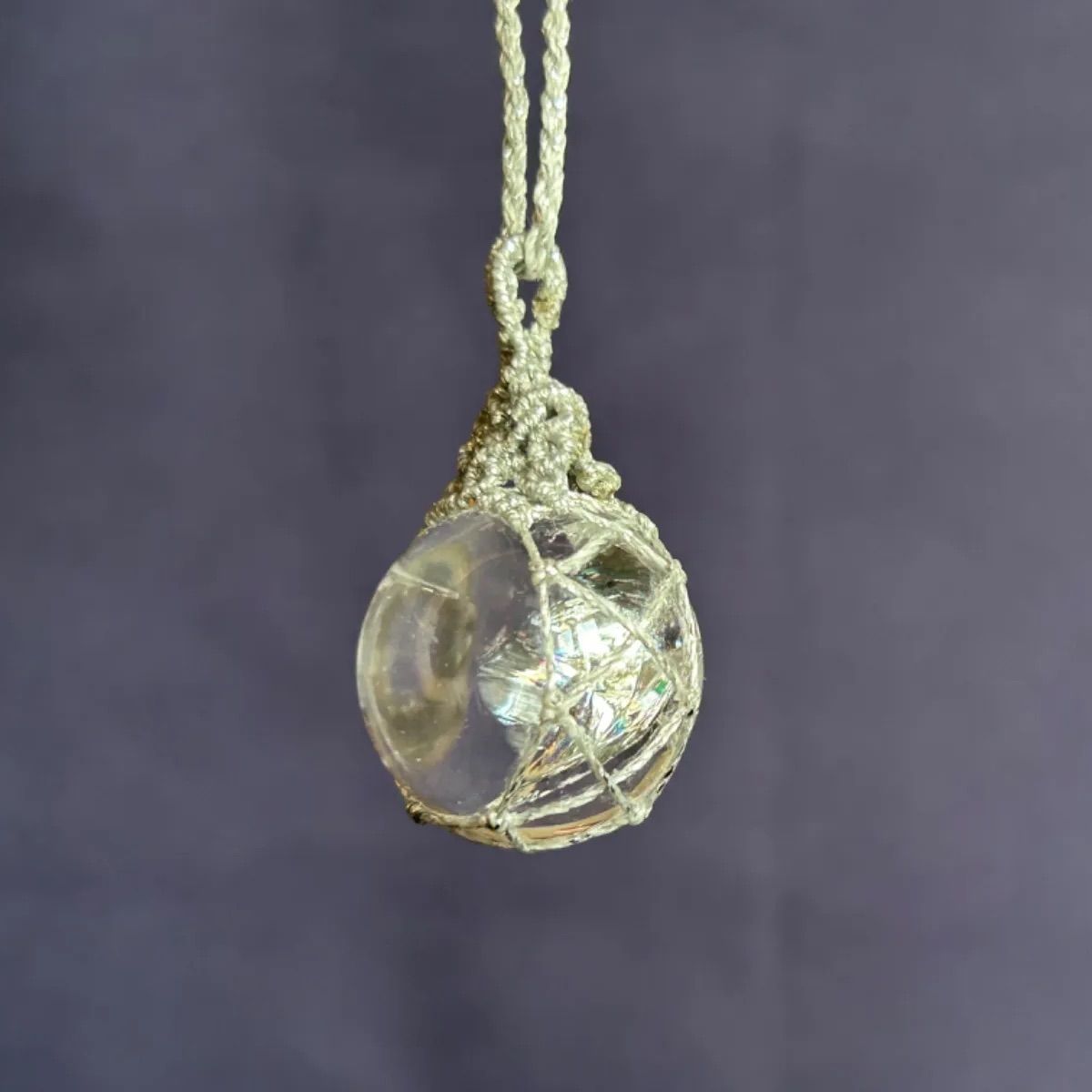 『夢綺』虹入りアイリスクォーツのマクラメペンダントネックレス アイリスクォーツのマクラメネックレス 夢綺』虹入りアイリスクォーツ