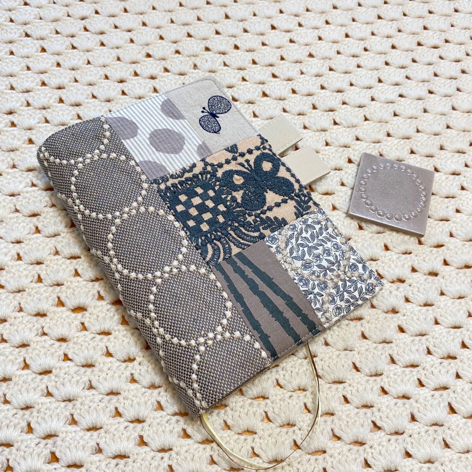 ほぼ日手帳カバー カズンサイズ ミナペルホネ シルク混tambouri ベージュにforest tile メインに片面チョコっとパッチバージョン