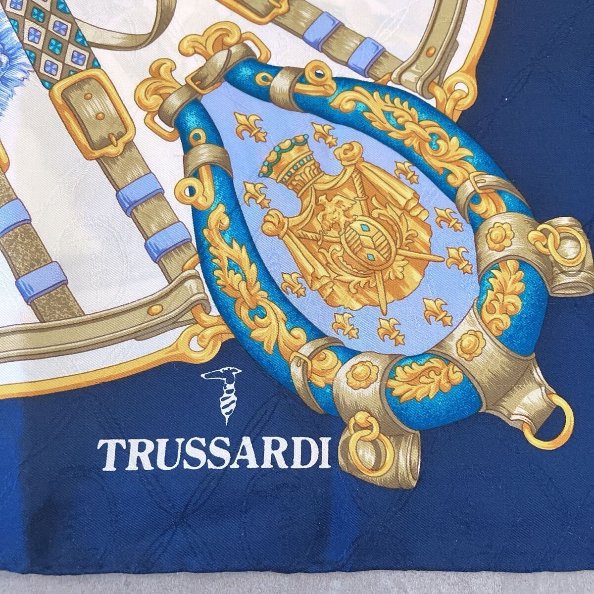 TRUSSARDI トラサルディ スカーフ 大判 ネイビー ゴールド 絹 ベルト TRUSSARDI トラサルディ スカーフ 大判 ネイビー ゴールド 絹
