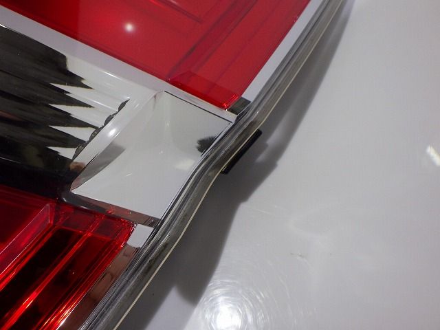 右テールレンズ