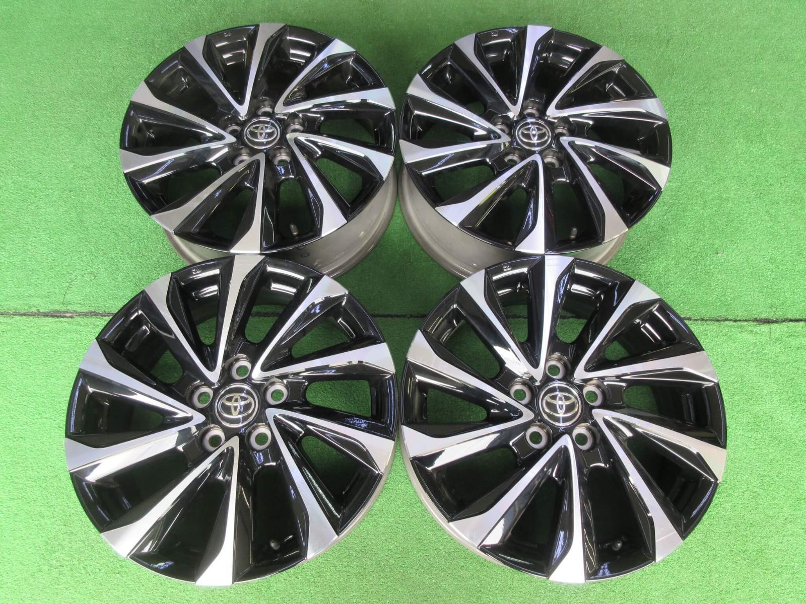 トヨタ 90系ノアＳ-Ｚ純正ホイール 6J-17 5H114.3 40 目立った傷も無く程度良好です♪