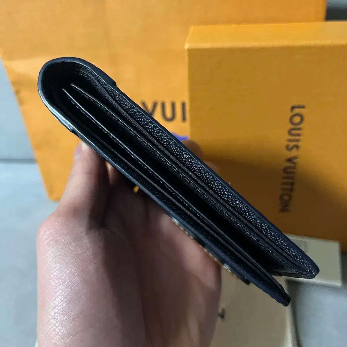 スレンダーウォレット 二つ折り財布