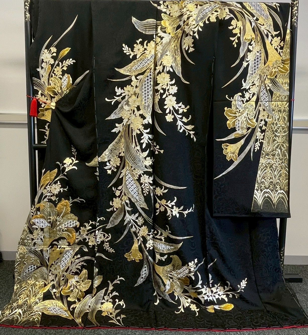 新品・未使用品】十日町関芳 金彩振袖 黒金 成人式 振袖 未仕立て品