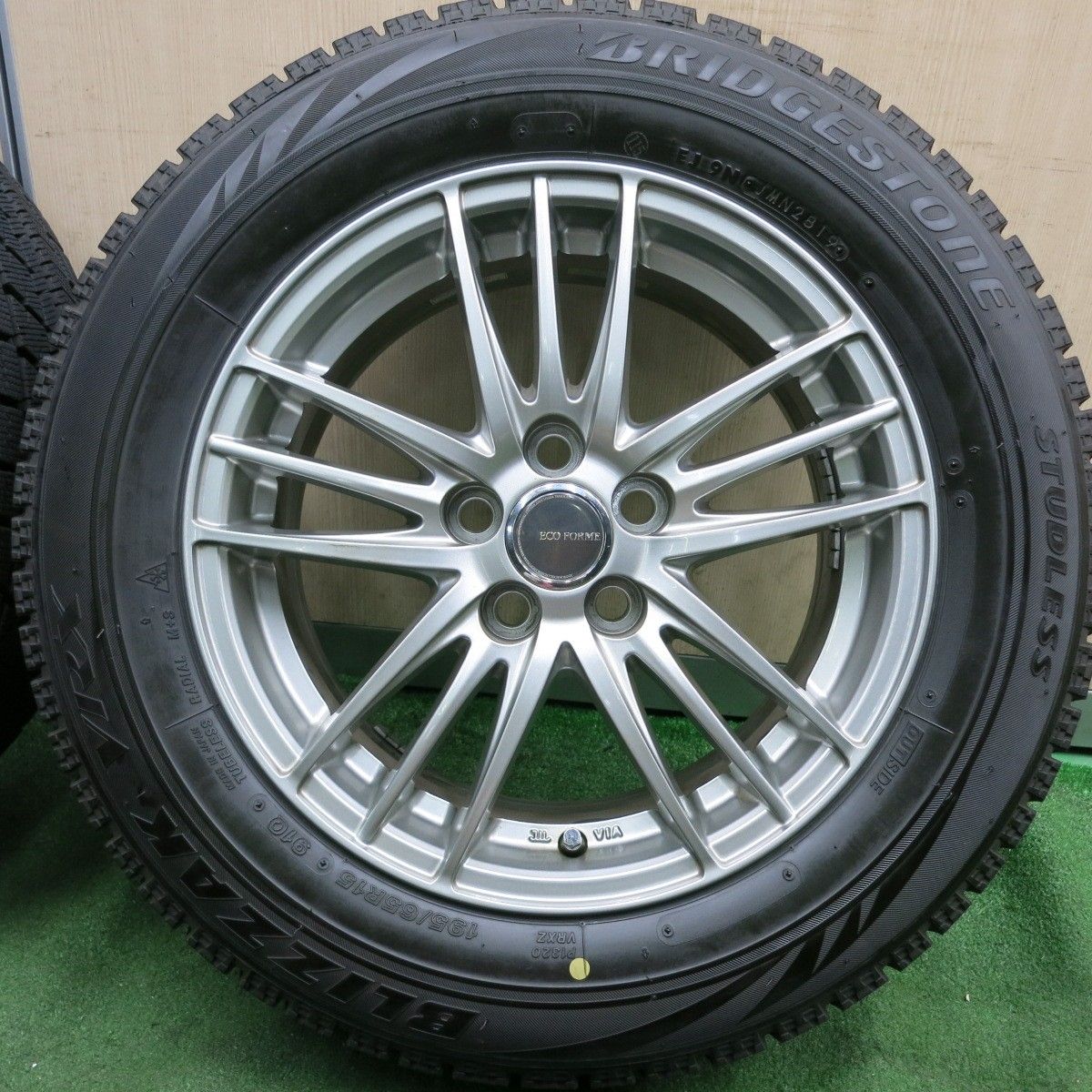 *送料無料* バリ溝！キレイ！9.5分★プリウス等 195/65R15 スタッドレス ブリヂストン ブリザック VRX ECO FORME エコフォルム PCD100/5H★4062703HAス