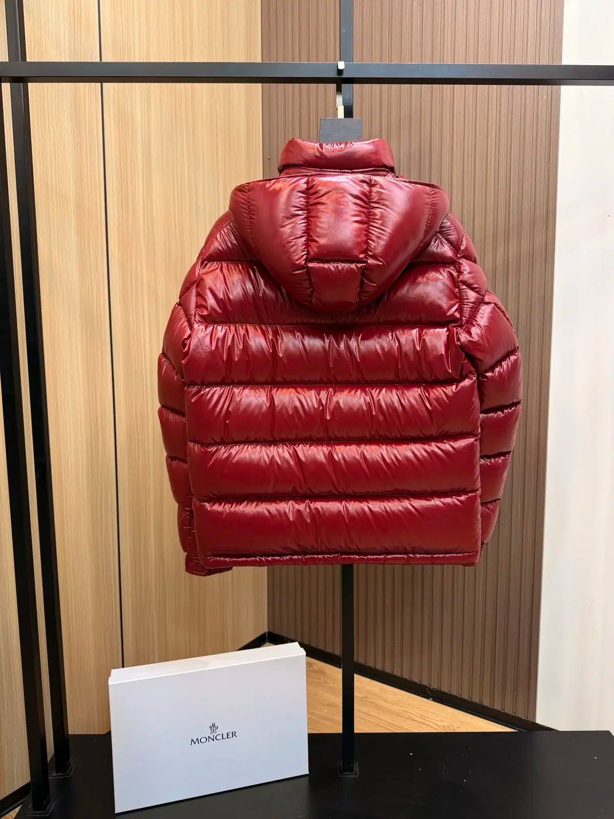 MONCLER(モンクレール) ユニセックス ロゴ カジュアル 赤 ダウン