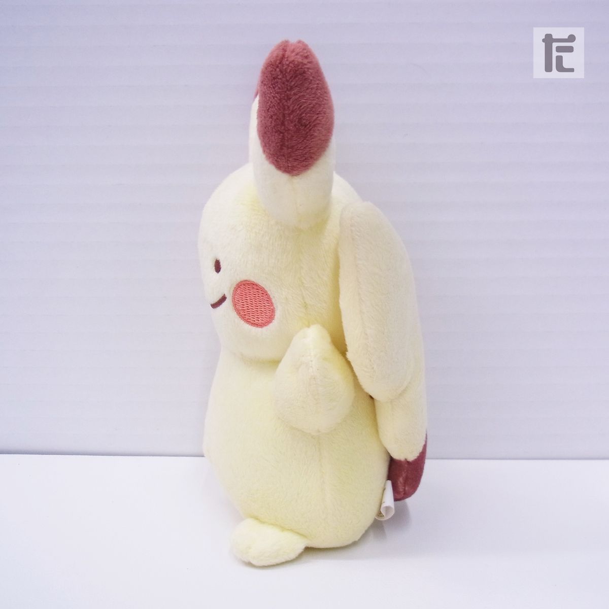 ポケモン ピカチュウに変身！？メタモン　ぬいぐるみ ポケモンセンター Amazon.co.jp: ポケモンセンターオリジナル マスコット へんしん