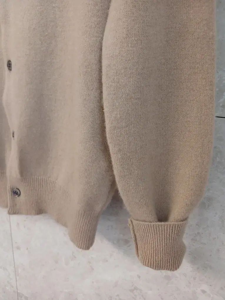 デ