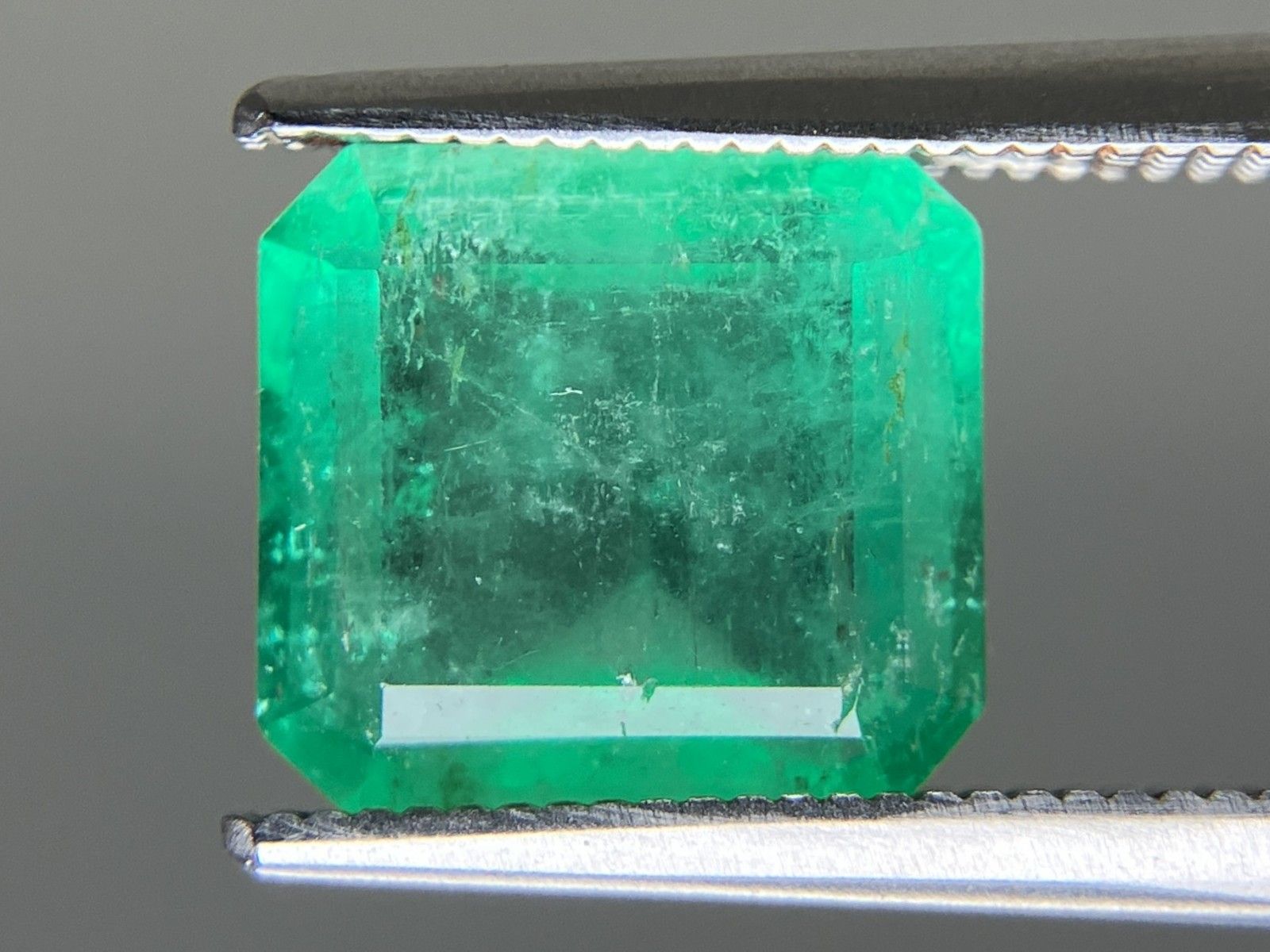 エメラルド 天然 2.979ct 中央宝石ソーティング付き 9.55㎜×8.83