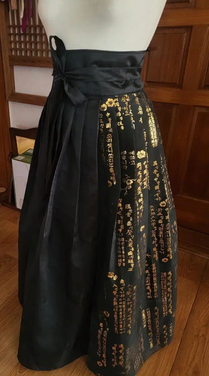韓国舞踊 韓服ウエストスカート 훈민정음金箔生地 ポイント