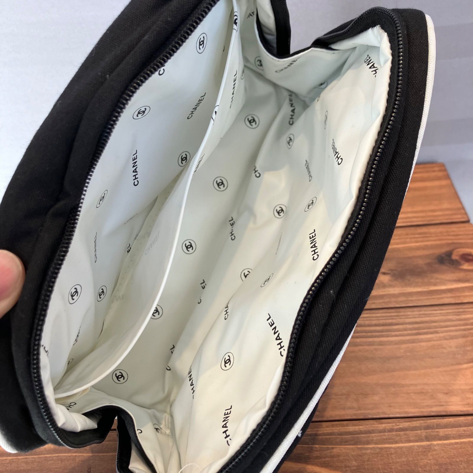 シャネル　CHANEL ノベルティ　ポーチ　ナイロン CHANEL（ポーチ）のフリマアイテム一覧