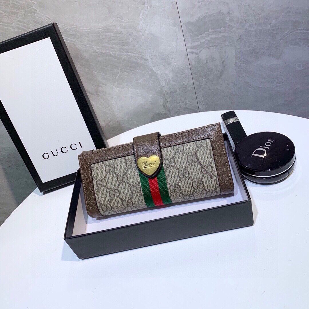 今日 GUCCI グッチ 二つ折りウォレット な価格