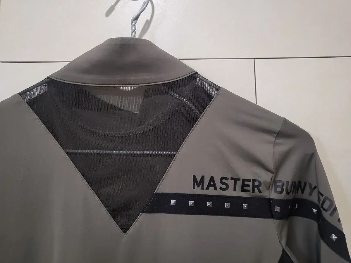 ジップアップTシャツ