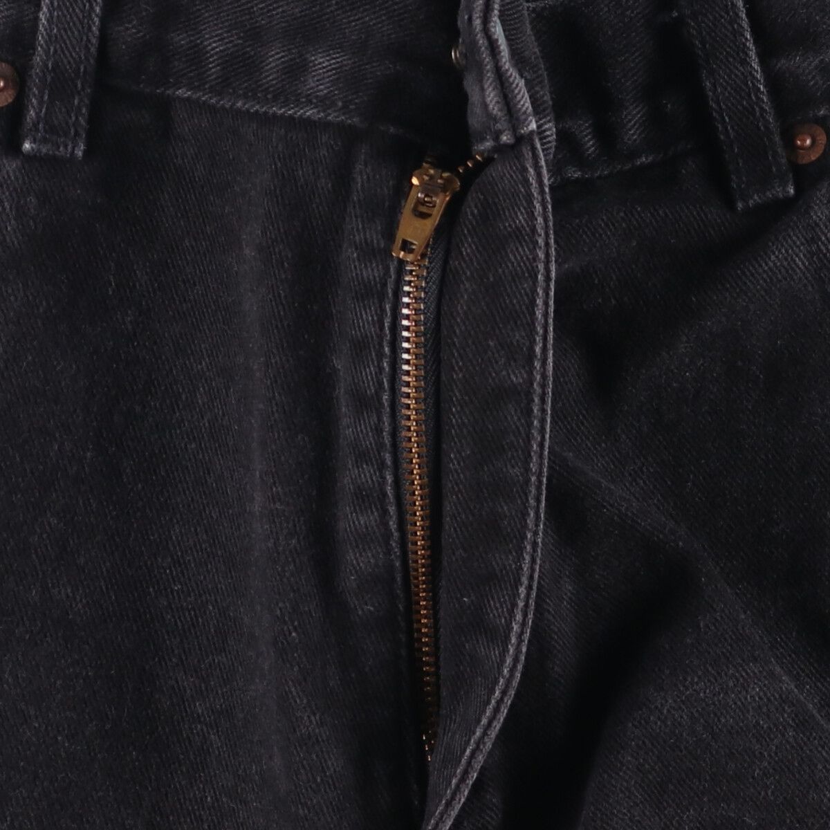 テーパードデニムパンツ