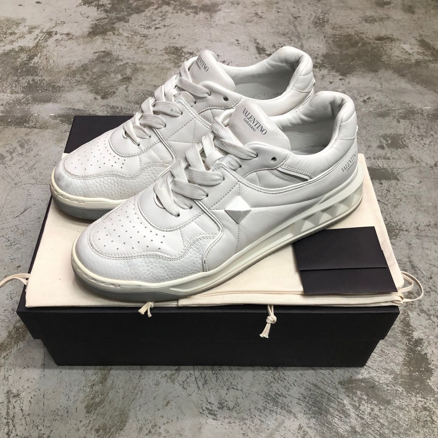 Valentino ONE STUD S2E71Y2 ワンスタッズ レザー スニーカー 