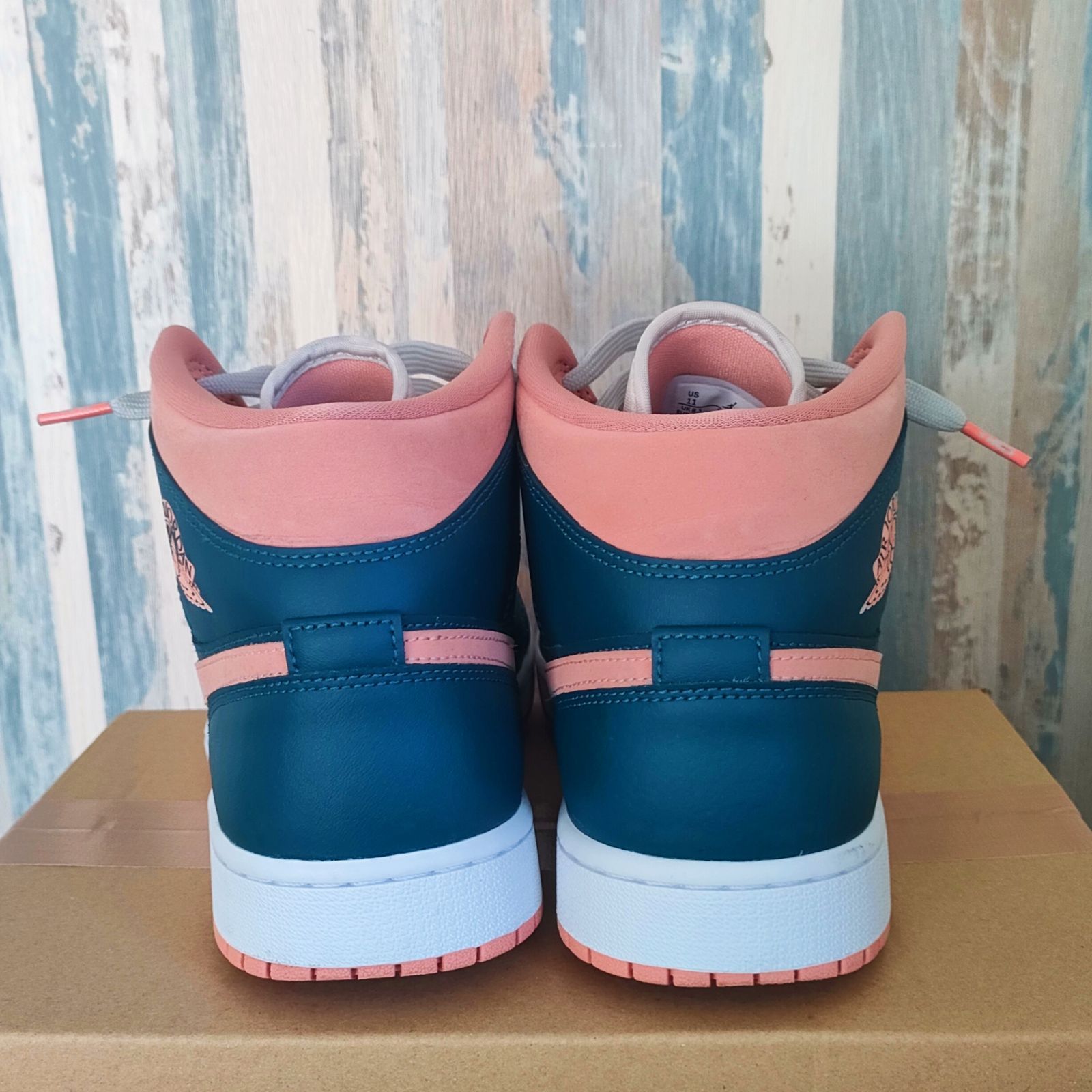 週末限定!!最終値下げ】【24時間以内発送】Nike WMNS Air Jordan 1 Mid 